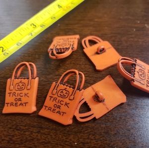 🎃Set of 6 Trick or Treat buttons Halloween spooky